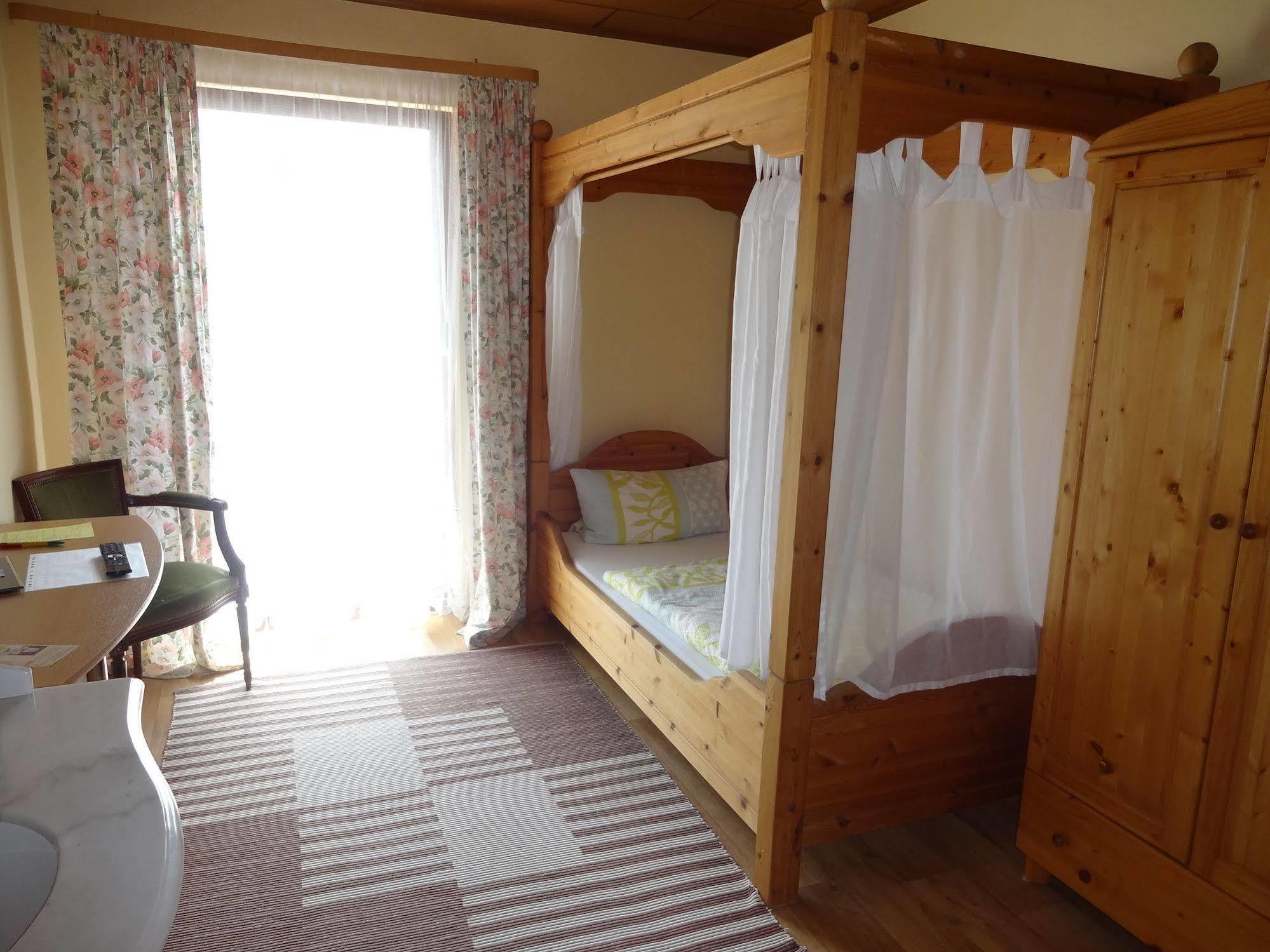 Star Hotel Fachbach 外观 照片